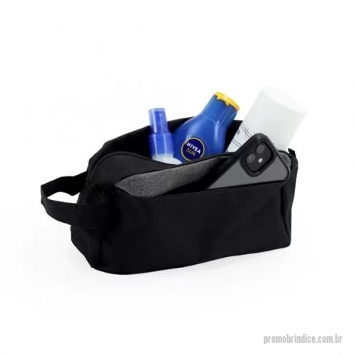 Nécessaire personalizado - Nécessaire de nylon com alça lateral e compartimento frontal. Gravação da logomarca em 1 cor já inclusa.