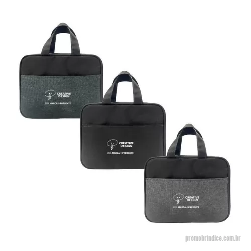 Nécessaire personalizado - Nécessaire em nylon Oxford tem boa durabilidade no uso diário ou em viagens. O gancho em alumínio integrado possibilita pendurar a nécessaire aberta em barras, cabides ou suportes, facilitando o acesso aos produtos armazenados. A disposição dos materiais permite organização funcional de itens de higiene, cosméticos e pequenos acessórios.