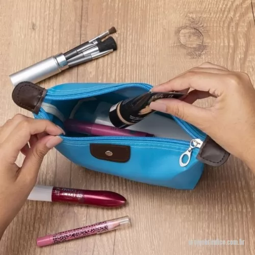 Nécessaire personalizado - Nécessaire Personalizado 18516 com sua logomarca. 20 anos ajudando a cotar Brindes Promocionais com várias empresas num único clique. Nécessaire impermeável de poliéster com detalhes em couro sintético e parte interna com revestimento emborrachado, possui um “botão” no detalhe do couro frontal.Nécessaire impermeável de poliéster com detalhes em couro sintético e parte interna com revestimento emborrachado, possui um “botão” no detalhe do couro frontal.Nécessaire Personalizado, 179167, Bets Brindes. Clique e Cote no Portal PromoBríndice!