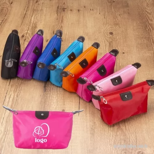 Nécessaire personalizado - Nécessaire impermeável de poliéster com detalhes em couro sintético e parte interna com revestimento emborrachado, possui um “botão” no detalhe do couro frontal.