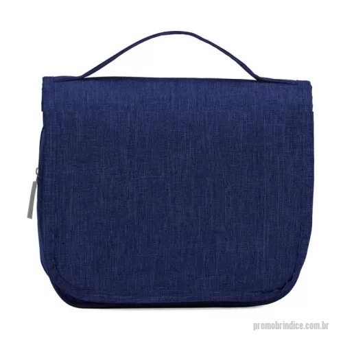 Nécessaire personalizado - Nécessaire confeccionado em Nylon Oxford resiste à água. Possui compartimento principal com visor em tela de nylon e outros dois em formatos distintos: um em PVC com fechamento em zíper e outro em tela respirável de nylon. Conta ainda com gancho plástico para manter a bolsa pendurada enquanto aberta.