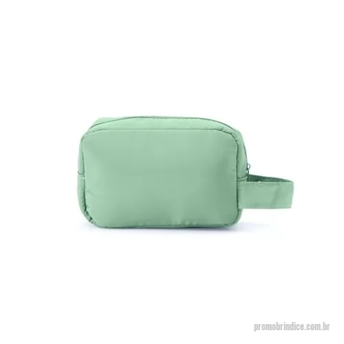 Nécessaire personalizado - Compacta e funcional, esta nécessaire é confeccionada em poliéster resistente à água. Conta com quatro divisões internas, sendo uma delas telada, que facilita a visualização e organização dos itens. Possui ainda uma alça de transporte para maior praticidade no uso.