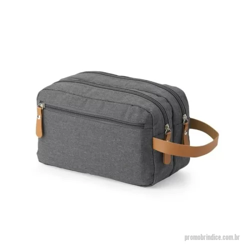 Nécessaire personalizado - Nécessaire confeccionada em poliéster, com detalhes em couro sintético. Possui três compartimentos com zíper. Na parte interna, contém 5 bolsos, sendo dois de tela, e alça para transporte.
