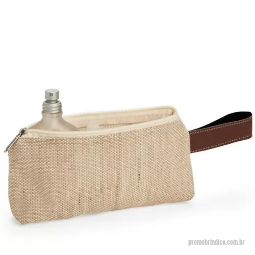 Nécessaire personalizado - Nécessaire compacto feito em juta, alça de mão lateral em bidim e fechamento em zíper.  Altura :  9 cm  Largura :  21 cm  Profundidade :  3 cm