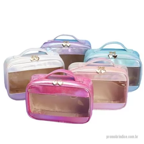 Nécessaire personalizado - Nécessaire confeccionada em PVC e tecido sintético com design holográfico e resistente à água, com alça superior, abertura com ziper e pingente de coração, tamanho aproximado 17 x 23 x 8 cm.