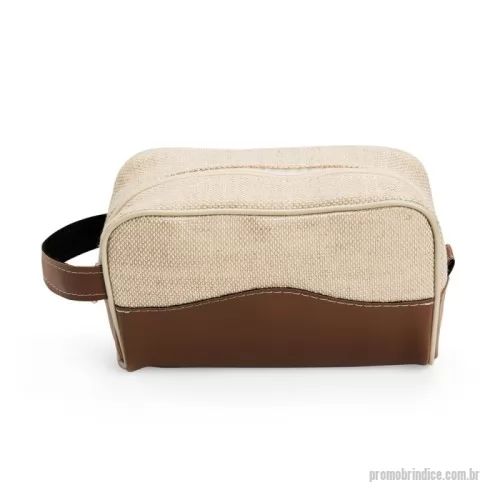 Nécessaire personalizado - Nécessaire confeccionado em juta com abertura em zíper, detalhes, alça de mão lateral, uma pequena alça adicional para acesso de chaveiro ou gancho e demais detalhes em bidim.  Altura :  14 cm  Largura :  21 cm  Profundidade :  9 cm