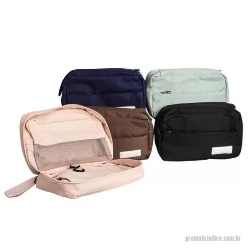 Nécessaire personalizado - 	Mantenha seus itens de higiene organizados com esta nécessaire de grande capacidade, perfeita para viagens e o dia a dia. Ela possui três áreas de armazenamento: um bolso superior em malha, ideal para pequenos itens; um compartimento central com zíper para itens maiores e três bolsos organizáveis para fácil acesso; um bolso inferior em malha para guardar objetos mais volumosos. Prática, vem com um gancho para pendurá-la e facilitar o acesso aos produtos. E ainda contém um bolso externo com menos espaço, mas ideal para carregar itens menores. Feita em poliéster, é compacta e fácil de transportar, cabendo em mochilas e malas, além de um espaço com material emborrachado, que permite uma personalização exclusiva.