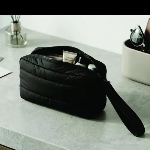 Nécessaire personalizado - Se você busca praticidade sem abrir mão do estilo, a Necessaire Travel Puffer é o acessório que faltava no seu dia a dia. Com um design moderno, minimalista e acabamento acolchoado estilo puffer, ela combina perfeitamente com qualquer ambiente — seja na bancada do banheiro, na mochila da academia ou na mala de viagem.
