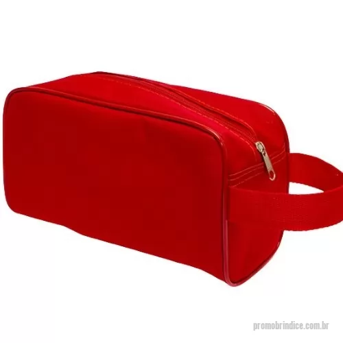 Nécessaire personalizado - FICHA TÉCNICA – NECESSAIRE PROMOCIONAL Descrição do Produto  Necessaire promocional desenvolvida para organização e transporte de itens pessoais, higiene, maquiagem ou pequenos acessórios. Produto ideal para brindes corporativos, kits promocionais, eventos e ações de marketing.  Especificações Técnicas Produto: Necessaire personalizada promocional Material externo: Oxford, nylon, lona, poliéster ou PVC cristal Material interno: Forro em nylon, TNT ou material impermeável (opcional) Estrutura: Maleável ou semi-rígida Fechamento: Zíper de nylon ou metal reforçado Acabamento: Costura reforçada e acabamento interno limpo Formato: Retangular, quadrado, cilíndrico ou personalizado. Medidas (padrão) Pequena: 18 x 10 x 8 cm Média: 22 x 12 x 10 cm Grande: 25 x 15 x 12 cm (Medidas podem ser personalizadas conforme necessidade do cliente). Personalização Silk screen (serigrafia) Sublimação total ou parcial Transfer digital Bordado (em modelos específicos).