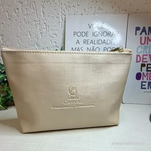 Nécessaire personalizado - Necessaire em duna, mmaterial nylon, medida 25x16x05cm ( fundo bico cortado), logo em baixo relevo, trazendo requinte a peça, ou serigrafia na cor que escolher, cursor alto padrao, prata ou dourado.