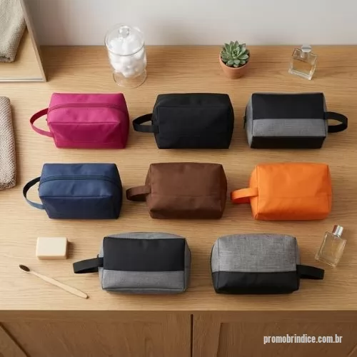 Nécessaire personalizado - Surpreenda seus clientes e colaboradores com a Necessaire Executiva Renova Gifts em poliéster resistente à água. Um brinde corporativo unissex, compacto e sofisticado, ideal para campanhas promocionais, kits de integração (onboarding), eventos e ações de fidelização de marcas.  Principais benefícios para sua campanha: • Poliéster de alta resistência e fácil limpeza. • Excelente área para personalização da sua marca. • Alça lateral que confere praticidade ao brinde. • Versátil: útil para cosméticos, higiene pessoal ou eletrônicos. • Design neutro (unissex) com alto valor percebido.  Especificações técnicas: • Marca: Renova Gifts • Material: Poliéster durável • Compartimentos: 1 funcional • Dimensões: 16 x 6,5 x 10 cm • Diferencial: enviada compactada para otimizar o frete do lote. • Garantia: 30 dias de fábrica.