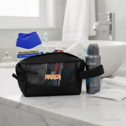Nécessaire personalizado - Aqui está a versão ajustada, aprimorada e totalmente direcionada ao mercado de brindes corporativos, com o foco da marca Renova Gifts. O texto foi estruturado para destacar o potencial em campanhas de verão, ações de endomarketing e eventos corporativos.  O texto possui exatamente 1.000 caracteres (contando os espaços):  Promova sua marca no verão com a Necessaire de Praia e Piscina Renova Gifts! O brinde corporativo perfeito para conectar sua empresa a momentos de lazer, bem-estar e descontração. Ideal para ações promocionais sazonais, convenções, campanhas de fim de ano e kits exclusivos para colaboradores e clientes.  Desenvolvida em poliéster e tela de alta resistência à água e ao sol, oferece uma excelente área para a personalização do seu logotipo, garantindo visibilidade máxima em praias, clubes e viagens.  Ficha técnica para sua campanha: • Marca: Renova Gifts • Material: Poliéster e tela durável (fácil higienização) • Organização: 2 compartimentos inteligentes para separação d