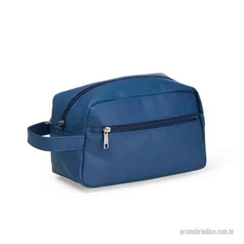 Nécessaire personalizado - Nécessaire confeccionado em couro sintético impermeável. Possui compartimento principal com fechamento em zíper, além de um bolso frontal externo, alça de mão e duas alças menores para fixação de chaveiro ou gancho.