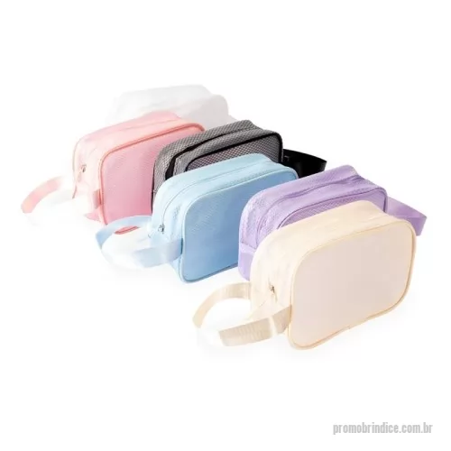 Nécessaire personalizado -  Nécessaire impermeável à água e confeccionado em EVA fosco translúcido com textura de colmeia. Conta com abertura e fechamento em zíper e alça lateral em nylon.  Altura :  13,5 cm  Largura :  20 cm  Profundidade :  6,5 cm  Medidas aproximadas para gravação (CxL):  11,5 cm x 18 cm  Peso aproximado (g):  73