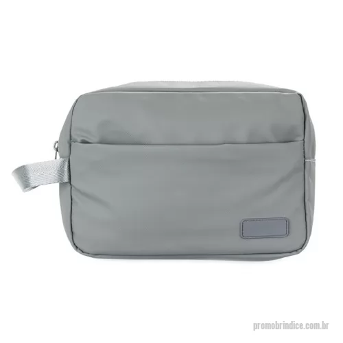 Nécessaire personalizado - Nécessaire em poliuretano (PU) impermeável com alça lateral em nylon e fechamento em zíper. Possui compartimento principal com bolso de zíper e visor em PVC para itens úmidos, além de quatro divisórias elásticas. Apresenta compartimento frontal com fechamento em zíper e plaquinha personalizável fixa em couro sintético obtido a partir de PU. 17,5 x 25 x 8,5cm