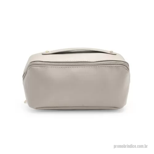 Nécessaire personalizado - Nécessaire versátil feito em poliuretano (PU) impermeável com abertura em 180 graus. Compartimento interno com dois bolsos laterais e um com zíper.