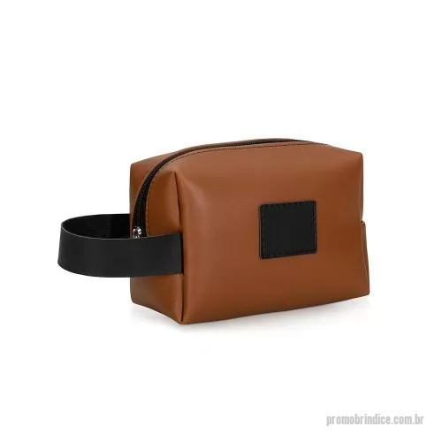 Nécessaire personalizado - Necessaire de couro sintético bidins com alça para transporte, plaquinha frontal para personalização e área interna revestida de nylon.