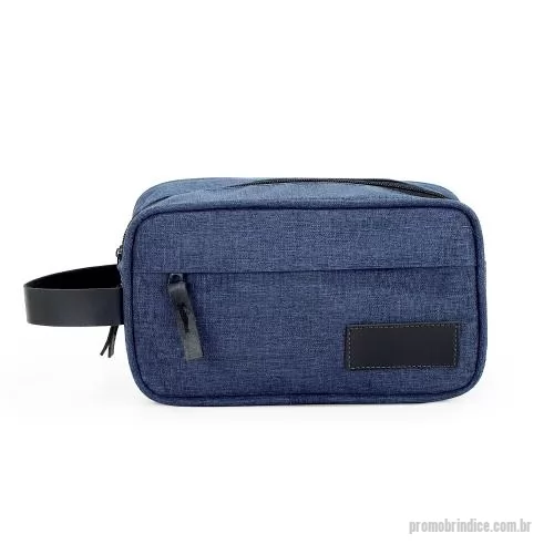 Nécessaire personalizado - Necessaire confeccionada em poliéster com detalhes em couro sintético, dois compartimentos com zíper, alça para transporte.