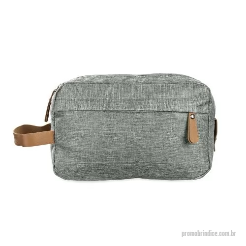 Nécessaire personalizado - Nécessaire em poliéster 300D catiônico resistente à água, alça de mão lateral, puxadores em couro sintético. Dois compartimentos, cinco bolsos.