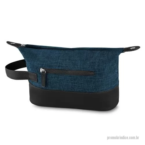 Nécessaire personalizado - Nécessarie com detalhes em couro sintético, tecido poliéster 600D, alça de mão, bolso externo, botões laterais extensor, gravação Frontal.