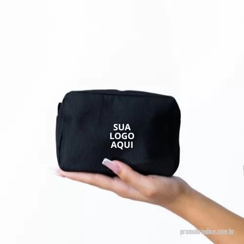 Nécessaire personalizado - A Necessaire Multiusos em Nylon da Cine2U é prática, resistente e cheia de estilo. Com design compacto e funcional, mede 14 x 10 x 7 cm, sendo ideal para uso diário ou em viagens. Equipada com zíper reforçado, garante segurança para seus itens pessoais e está disponível em diversas cores. Além disso, pode ser personalizada com o logo da sua empresa, tornando-se um brinde exclusivo e de grande impacto.  Perfeita para ações promocionais, brindes corporativos ou lembranças especiais, a necessaire multiusos une utilidade e elegância, surpreendendo clientes e colaboradores com um produto versátil e memorável.