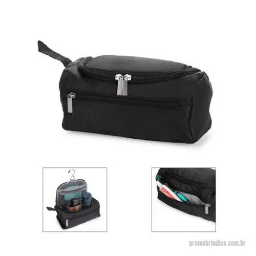 Nécessaire personalizado - Nécessaire confeccionado em poliéster impermeável. Possui compartimento interno com gancho metálico removível para mantê-lo pendurada quando aberta e três bolsos em tela de nylon, sendo um com fechamento em zíper e dois, em formato aberto, com elástico. Conta ainda com compartimento frontal e uma pequena alça lateral para transporte.