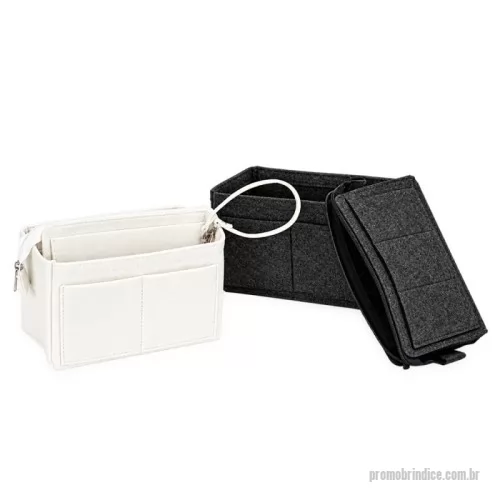 Nécessaire personalizado - Nécessaire organizadora de bolsa em feltro com 540 g/m² de gramatura. Possui compartimento removível em velcro com fechamento em zíper e 11 bolsos de tamanhos diferentes, sendo dois na parte externa e outros nove distribuídos no interior. Acompanha alça removível com mosquetão metálico. Gravação da logomarca em 1 cor já incluso.
