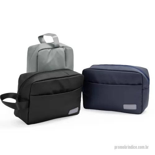 Nécessaire personalizado - Nécessaire em poliuretano (PU) impermeável com alça lateral em nylon e fechamento em zíper. Possui compartimento principal com bolso de zíper e visor em PVC para itens úmidos, além de quatro divisórias elásticas. Apresenta compartimento frontal com fechamento em zíper e plaquinha personalizável fixa em couro sintético obtido a partir de PU. Gravação da logomarca em 1 cor já incluso.