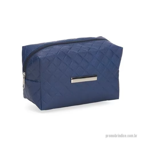 Nécessaire personalizado - Necessaire puff matelassê, material em couro sintético. Possui uma plaqueta prata no centro para gravação.