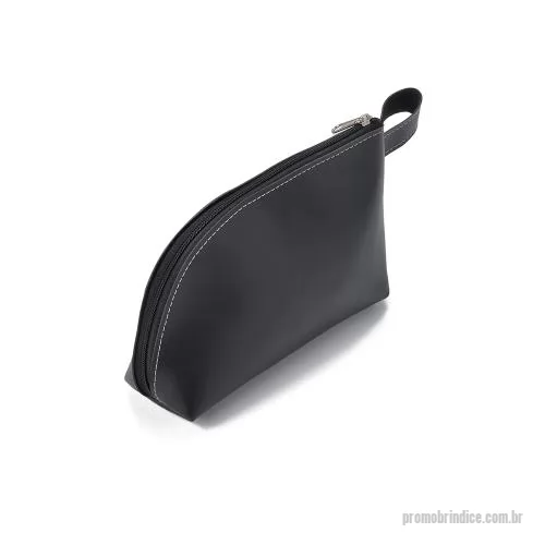 Nécessaire personalizado - Nécessaire em PU no tecido externo e forro em sintético Bidim com alça lateral. Gravação frontal na opções: serigrafia e plaquinha.
