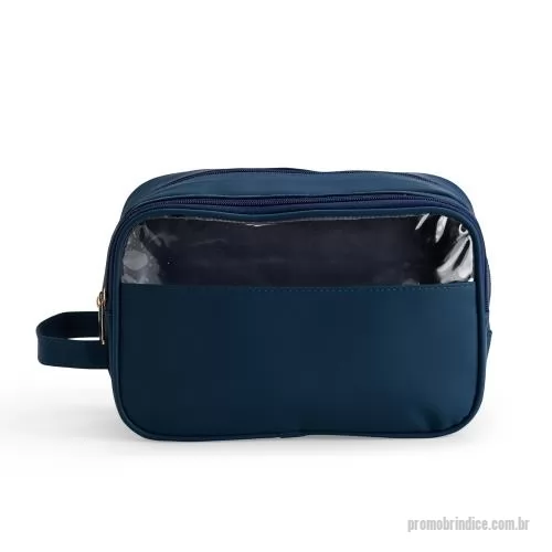 Nécessaire personalizado - Nécessaire confeccionada em filme sintético de poliuretano impermeável. Possui dois bolsos no compartimento interno principal, sendo um com fechamento em zíper e outro em tela de nylon. Dispõe ainda de compartimento frontal com viseira e revestimento