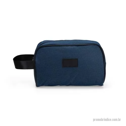 Nécessaire personalizado - Nécessaire em tecido Oxford resistente à água. Possui compartimento com fechamento em zíper, alça lateral em nylon e plaquinha personalizável fixa em PU.