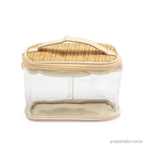 Nécessaire personalizado - Delicadeza e charme natural são as características marcantes da nossa nécessaire. Produzida em PVC com detalhes em palha sintética, seu design permite uma visualização prática dos itens, mantendo-os sempre visíveis e ao alcance.