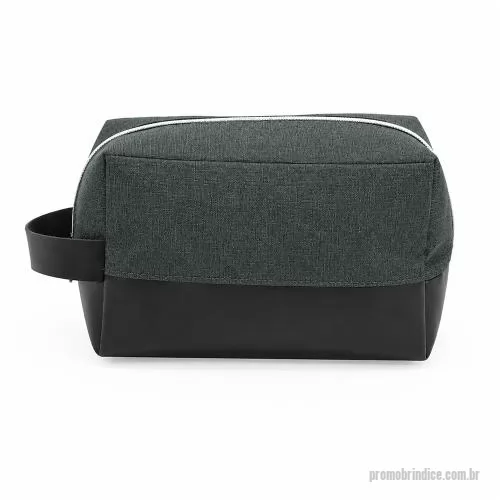 Nécessaire personalizado - Nécessaire confeccionada em nylon com detalhes em couro sintético, parte interna contém forro de poliéster.