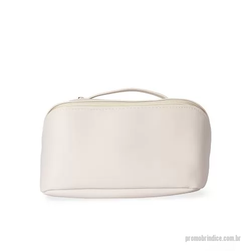 Nécessaire personalizado - Nécessaire confeccionado em poliuretano (PU) impermeável com abertura em 180 graus que remete ao formato de uma concha. Possui amplo compartimento interno com dois bolsos laterais abertos e um central com fechamento em zíper. Contém uma alça para tra