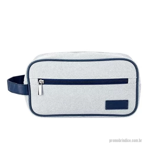 Nécessaire personalizado - Nécessaire confeccionada em lona e fechamento em zíper. Possui bolso frontal e compartimento principal com três bolsos internos, além de alça lateral e plaquinha costurada em couro sintético.