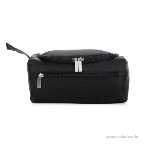 Nécessaire personalizado - Nécessaire confeccionado em poliéster impermeável. Possui compartimento interno com gancho metálico removível para mantê-lo pendurada quando aberta e três bolsos em tela de nylon, sendo um com fechamento em zíper e dois, em formato aberto, com elásti