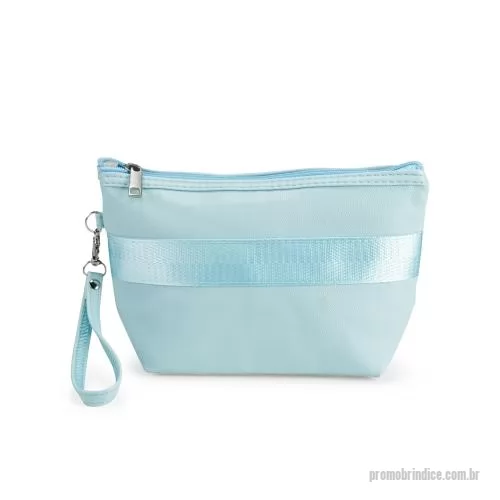 Nécessaire personalizado - Nécessaire em poliuretano (PU) impermeável com faixa em nylon costurada e fechamento em zíper. Possui forro interno em poliéster e alça removível em PU com mosquetão metálico.