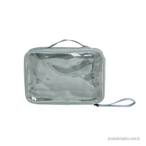 Nécessaire personalizado - Nécessaire confeccionada em nylon, com frente em visor transparente, fechamento por zíper e alça superior. Inclui também uma alça de transporte em nylon.