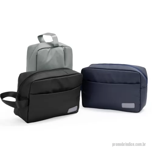 Nécessaire personalizado - Nécessaire em poliuretano (PU) impermeável com alça lateral em nylon e fechamento em zíper. Possui compartimento principal com bolso de zíper e visor em PVC para itens úmidos, além de quatro divisórias elásticas. Apresenta compartimento frontal com fechamento em zíper e plaquinha personalizável fixa em couro sintético obtido a partir de PU.