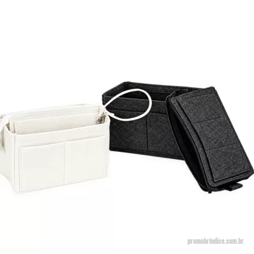 Nécessaire personalizado -  Nécessaire organizadora de bolsa em feltro com 540 g/m² de gramatura. Possui compartimento removível em velcro com fechamento em zíper e 11 bolsos de tamanhos diferentes, sendo dois na parte externa e outros nove distribuídos no interior. Acompanha alça removível com mosquetão metálico.