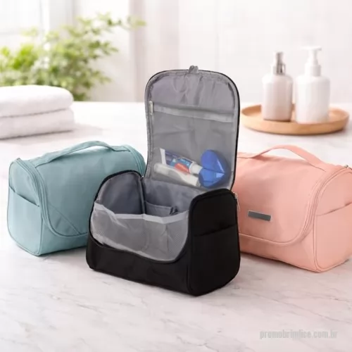 Nécessaire personalizado - Nécessaire organizadora confeccionada em poliéster impermeável. Conta com bolso interno em tela de nylon com fechamento em zíper, três bolsos abertos e gancho plástico para mantê-la pendurada quando aberta. Acompanha placa personalizável plástica.