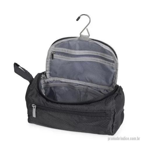 Nécessaire personalizado - Nécessaire confeccionado em poliéster impermeável. Possui compartimento interno com gancho metálico removível para mantê-lo pendurada quando aberta e três bolsos em tela de nylon, sendo um com fechamento em zíper e dois, em formato aberto, com elástico. Conta ainda com compartimento frontal e uma pequena alça lateral para transporte.