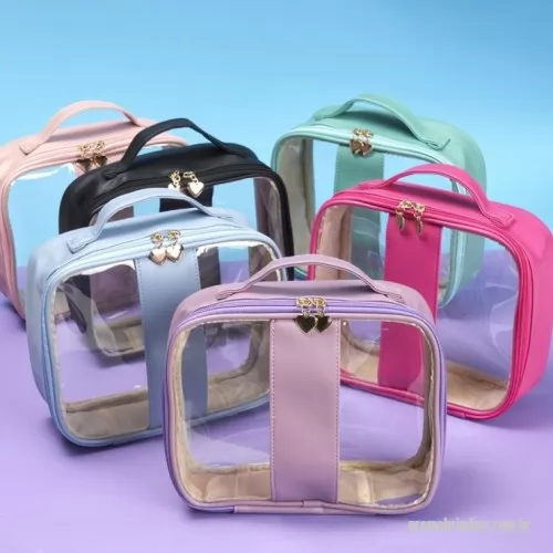 Nécessaire personalizado - Nécessaire impermeável em PVC com bordas em PU. Conta com alça superior de mão, fechamento em zíper e puxadores no formato de coração.