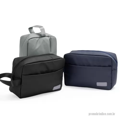 Nécessaire personalizado - Nécessaire em poliuretano (PU) impermeável com alça lateral em nylon e fechamento em zíper. Possui compartimento principal com bolso de zíper e visor em PVC para itens úmidos, além de quatro divisórias elásticas. Apresenta compartimento frontal com fechamento em zíper e plaquinha personalizável fixa em couro sintético obtido a partir de PU.
