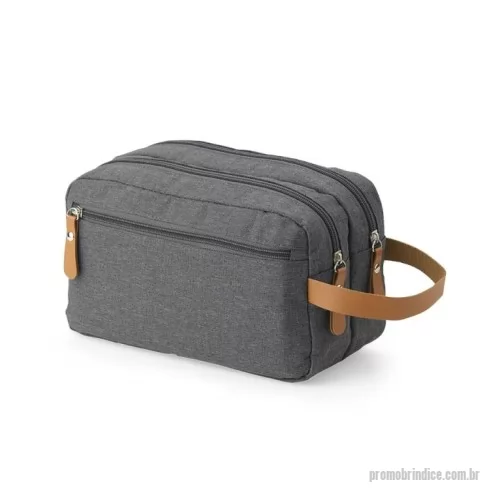 Nécessaire personalizado - Nécessaire confeccionada em poliéster, com detalhes em couro sintético. Possui três compartimentos com zíper. Na parte interna, contém 5 bolsos, sendo dois de tela, e alça para transporte.
