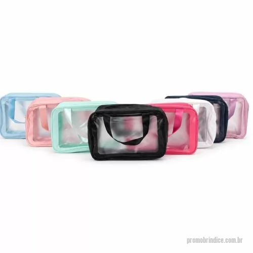 Nécessaire personalizado - Nécessaire em PVC de acabamento fosco e detalhes em poliuretano (PU). Possui dois compartimentos com fechamento em zíper, um deles apresenta malha respirável e duas alças de mão em nylon.