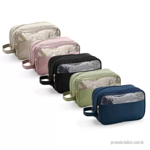 Nécessaire personalizado - Nécessaire confeccionada em filme sintético de poliuretano impermeável. Possui dois bolsos no compartimento interno principal, sendo um com fechamento em zíper e outro em tela de nylon. Dispõe ainda de compartimento frontal com viseira e revestimento interno em PVC, ideal para guardar itens molhados.