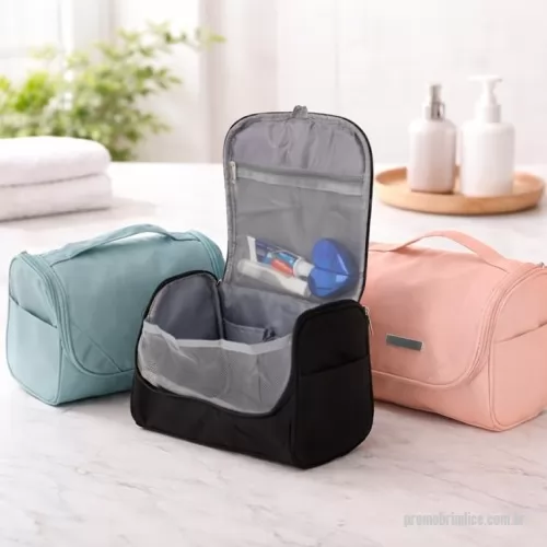 Nécessaire personalizado - Nécessaire organizadora confeccionada em poliéster impermeável. Conta com bolso interno em tela de nylon com fechamento em zíper, três bolsos abertos e gancho plástico para mantê-la pendurada quando aberta. Acompanha placa personalizável plástica.