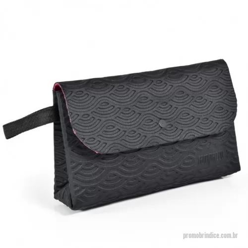Nécessaire personalizado - Necessaire termomoldado em E.V.A com revestimento em helanca e aplicação minimalista e sofi sticada de logomarca; perfeito para presentear público vaidoso e moderno que aprecia produtos com informação de moda.  Detalhes como o material texturizado e forro cor-de-rosa fazem com que o produto seja muito mais que um brinde, mas um presente de utilidade diária e muita qualidade. O fechamento por botão de pressão facilita o manuseio e traz ares de delicadeza ao produto.  Procura por uma divulgação de marca efetiva e com excelente preço? Entre em contato e conheça nossas facilidades!